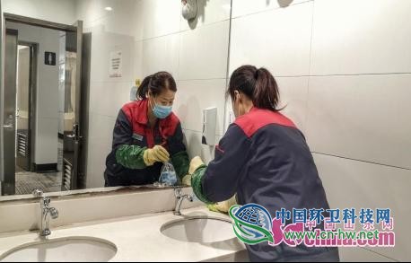 青岛地铁“厕所革命”再升级：装饰画干花上墙，高峰设保洁专岗