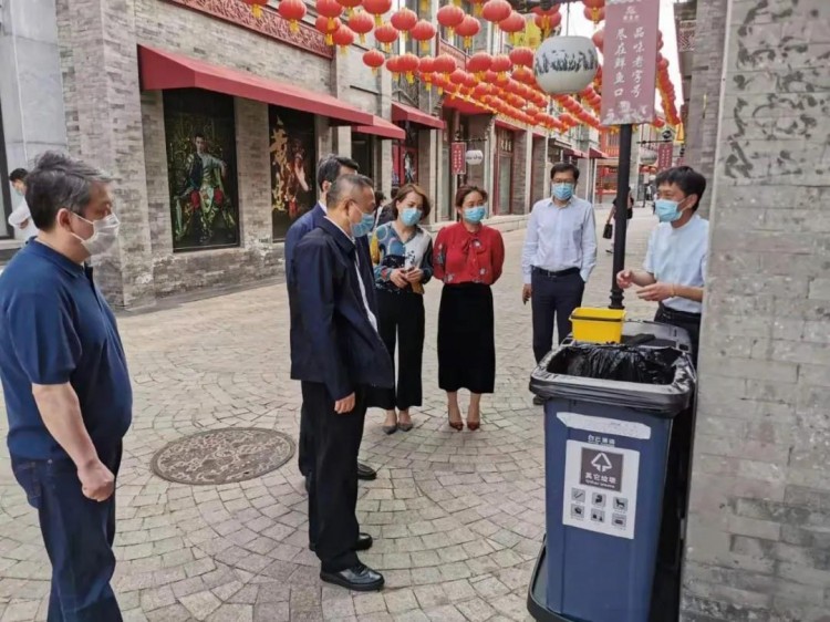 北京市副市长张家明“四不两直”检查指导前门地区垃圾分类工作