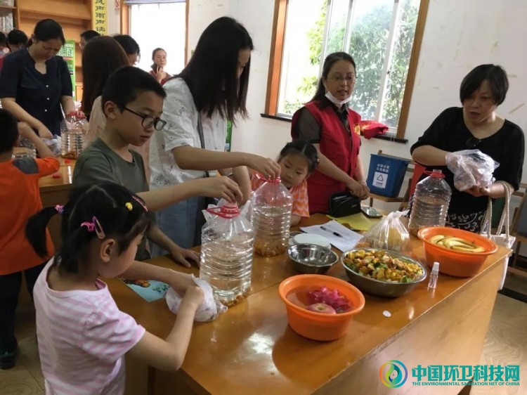 亮身份、做示范，在职党员成为流动的“垃圾分类”宣传员