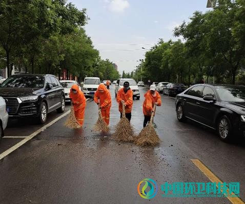 怀来县住建局环卫处及时清理雨后积水淤泥