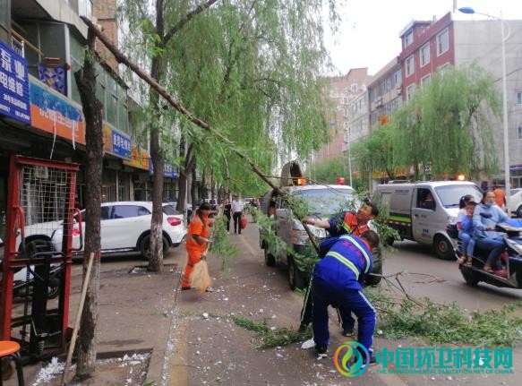 狂风来袭垃圾多，吕梁环卫工人清扫忙