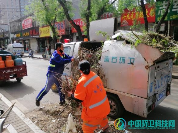 狂风来袭垃圾多，吕梁环卫工人清扫忙