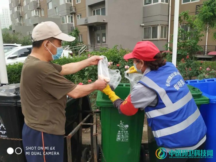 专人指导定点投放，北京房山试行垃圾分类全程标准化！