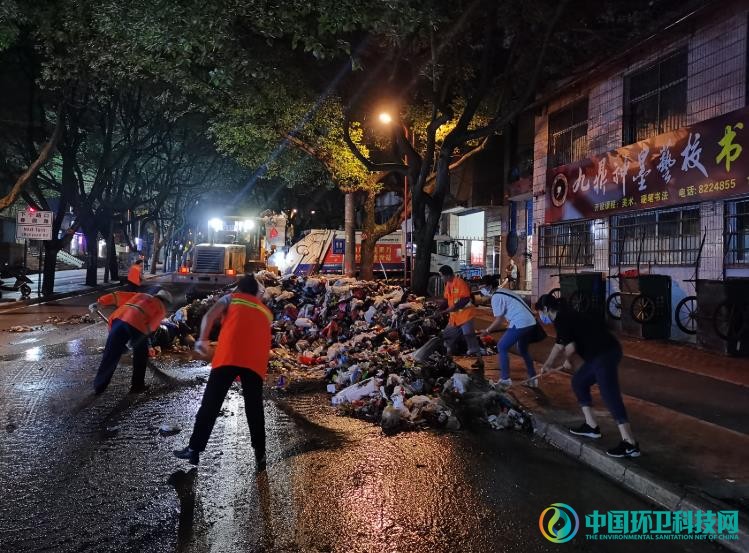 娄底环卫全力管控暴雨后的环境卫生