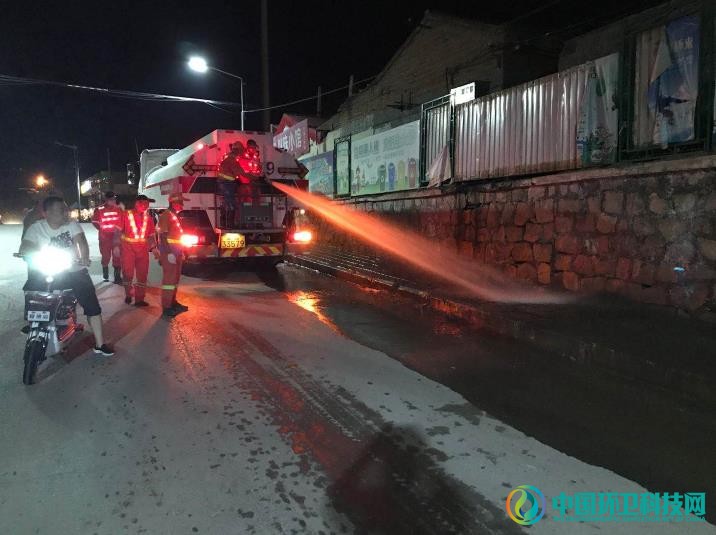 环卫工人清洗路面，为市民营造整洁环境