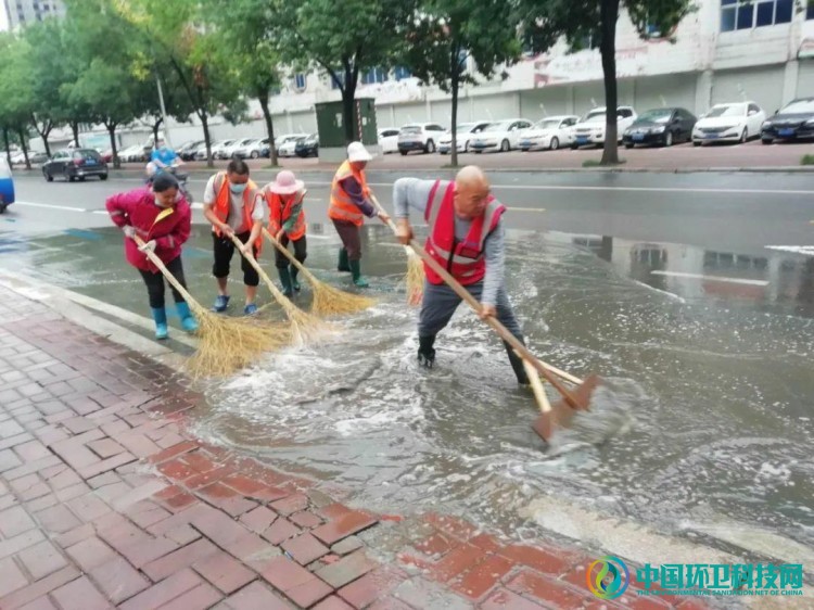 奎文环卫中心：抓好雨季作业，清积淤保畅通
