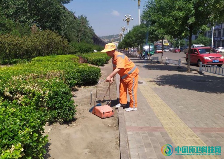 山西吕梁市离石区环卫工人奋战在爱卫运动一线