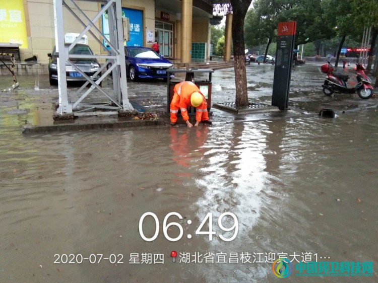 暴雨来袭——枝江环卫在行动