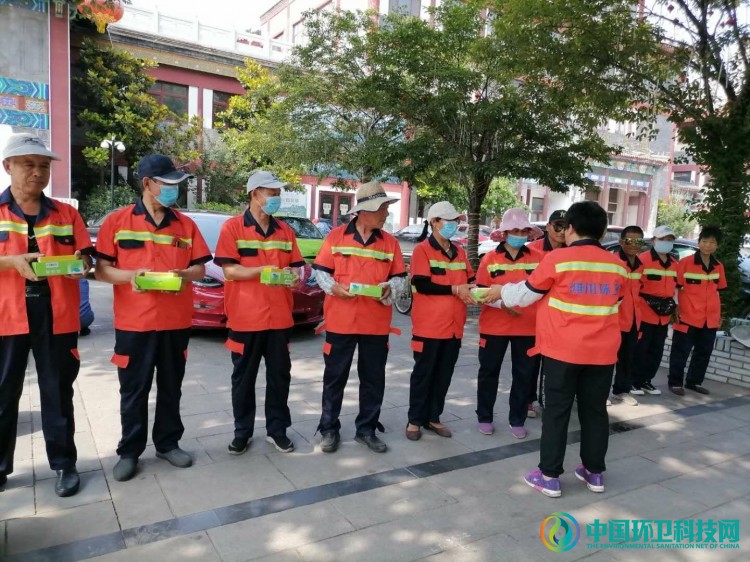 入伏前，潍城的环卫工人防暑降温福利发到手
