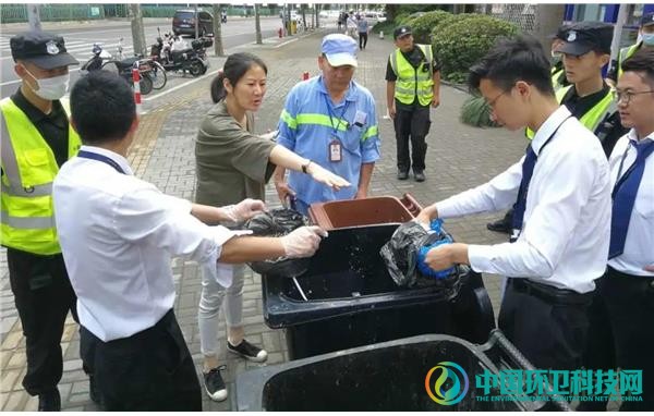 上海普陀：长风新村街道突破沿街商铺生活垃圾管理难点
