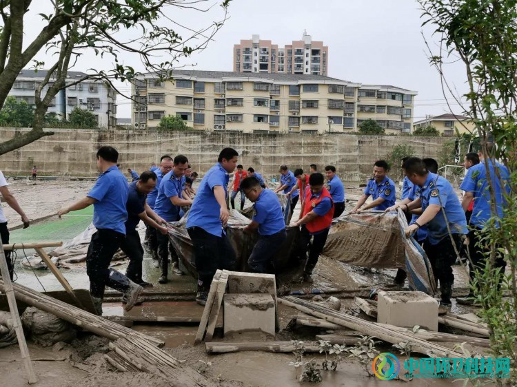 湖南津市城管局强力落实澧水风光带清洗工作