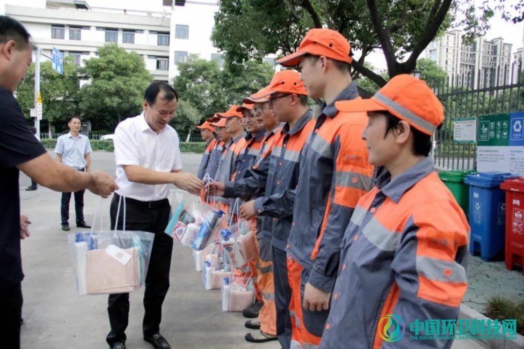 宁波市综合行政执法局领导高温慰问一线环卫工人