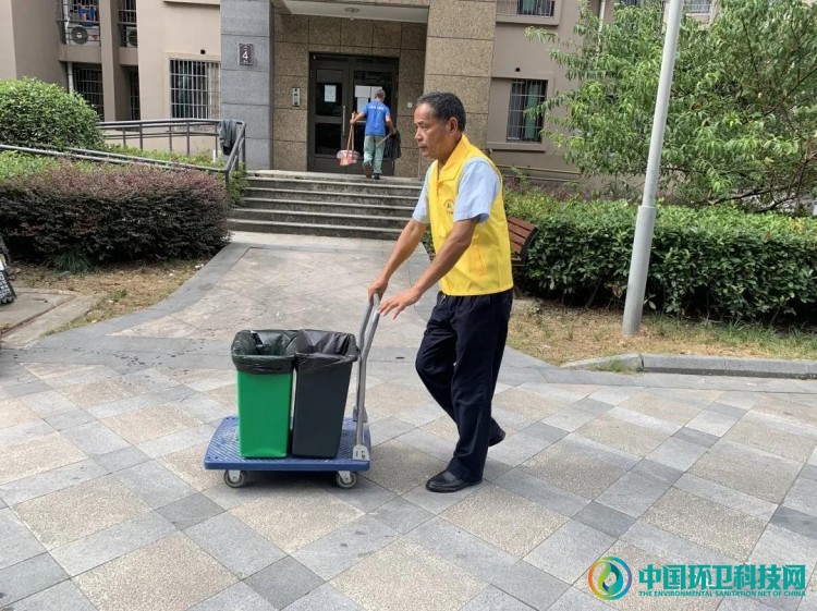 宁波镇海：“垃圾代扔”助困难人群垃圾分类