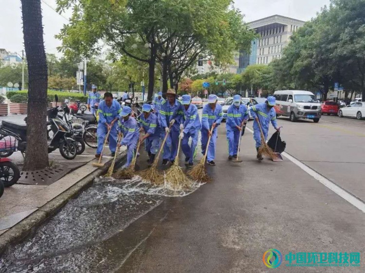 上海市2.9万环卫人员坚守岗位倾力保障双节期间市容环境卫生