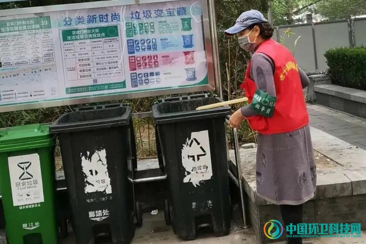 北京西城“守桶人”：桶前一抹“志愿蓝”，掀起垃圾分类“时尚绿”