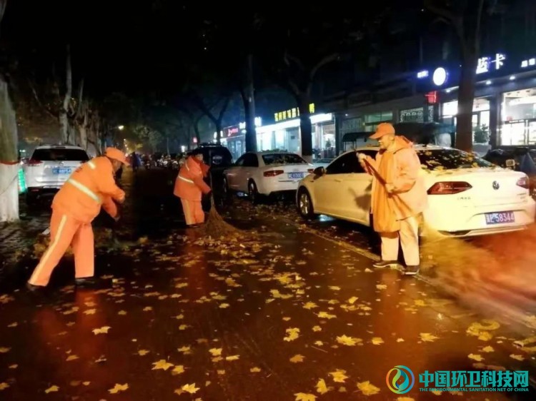 降雨+降温！邢台环卫工人加班加点忙清洁