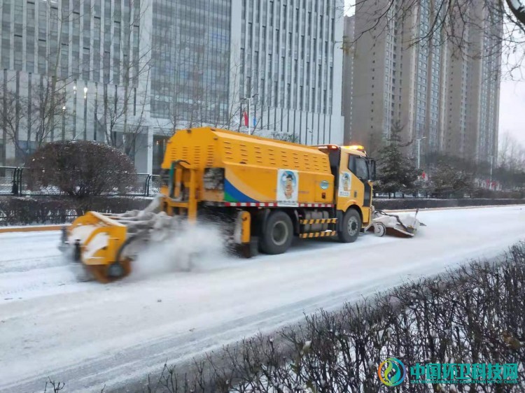 青海瑞杰环境：铲冰除雪保畅通 环卫工人在行动