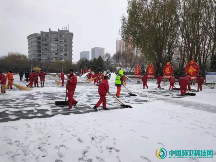 青海瑞杰环境：铲冰除雪保畅通 环卫工人在行动