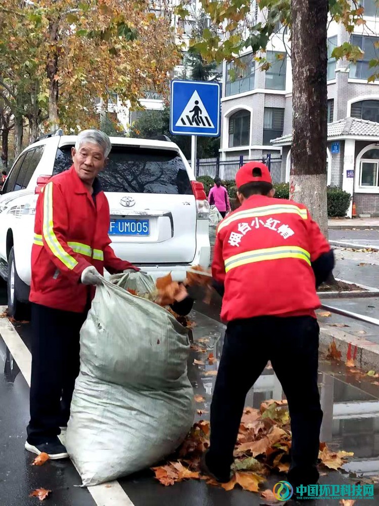 黄色的落叶路上的那些红装人——“城市美容师”