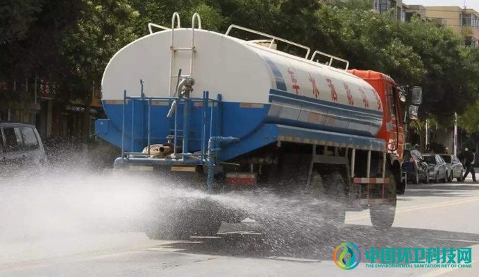 洒水车择机“洒洒洒”！环卫部门灵活应对冬日结冰道路洗扫