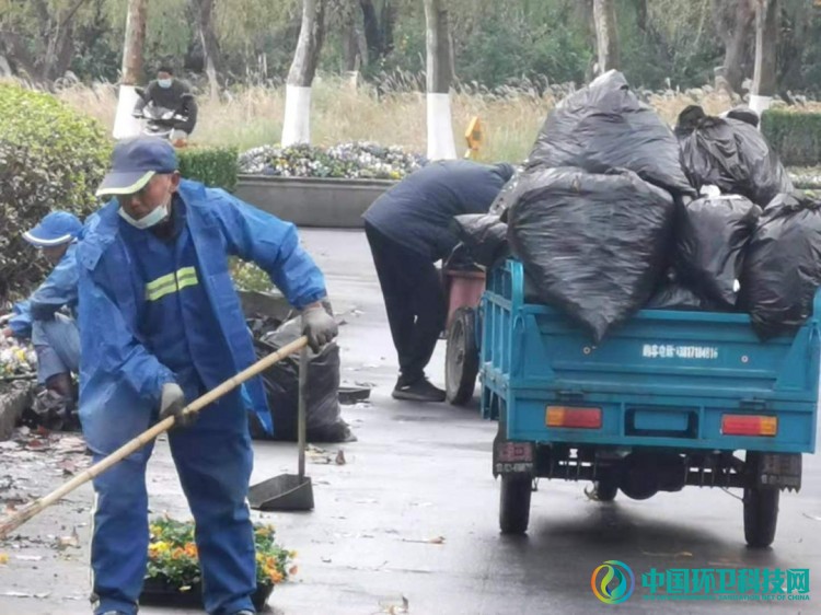 上海世纪公园：满林黄叶辞故枝，环卫工人清理忙