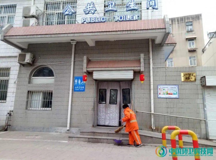 济南市中城管应对气温骤降,全面做好公厕冬季养护管理