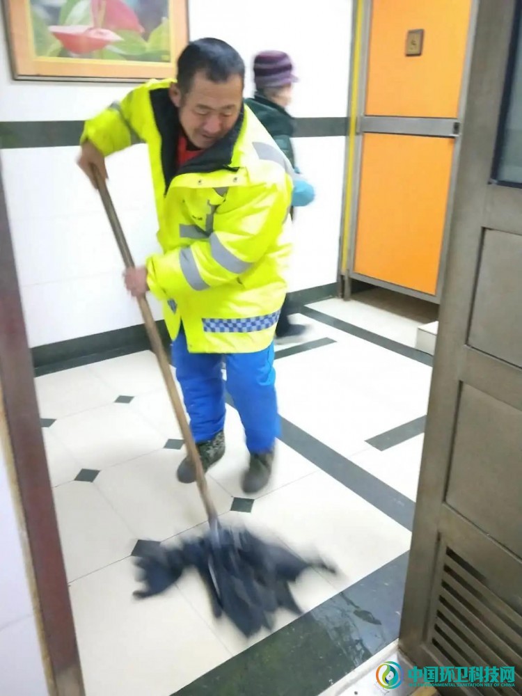 济南市中城管应对气温骤降,全面做好公厕冬季养护管理