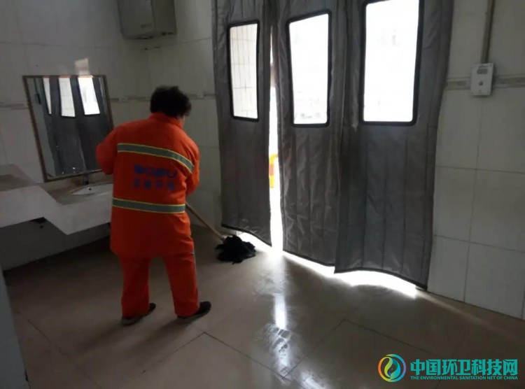 济南市中城管应对气温骤降，全面做好公厕冬季养护管理