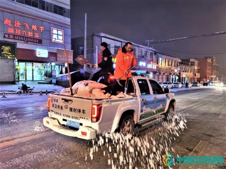 榆林市榆阳区环卫连夜开展除雪攻坚战，保障市民出行安全