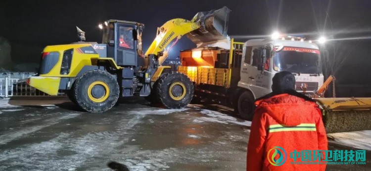 榆林市榆阳区环卫连夜开展除雪攻坚战，保障市民出行安全