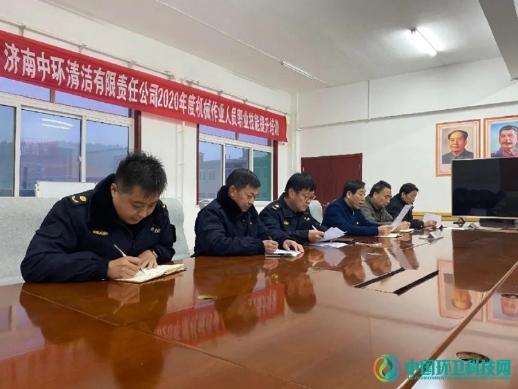 济南市中环卫备战初雪，保障市民顺利出行