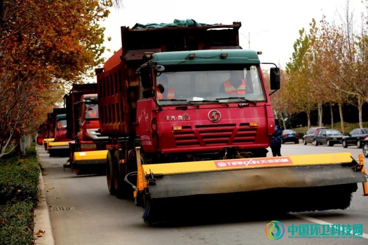 山东寿光：环卫备战降雪忙，&ldquo;清雪除冰&rdquo;大练兵