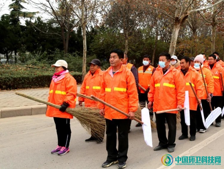 山东寿光：环卫备战降雪忙，&ldquo;清雪除冰&rdquo;大练兵