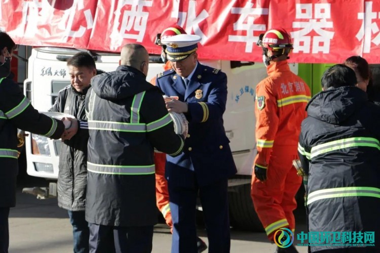 探索“消防+环卫”联勤新模式！北京延庆洒水车变身灭火车