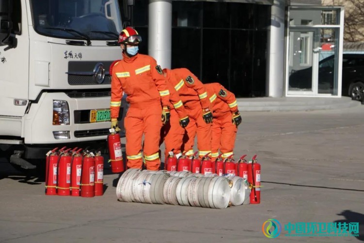 探索“消防+环卫”联勤新模式！北京延庆洒水车变身灭火车