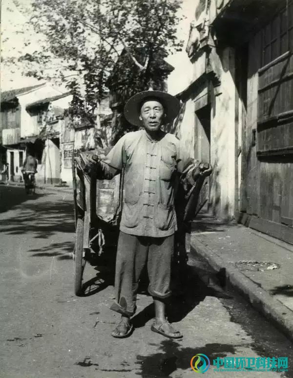 以前的服装可没这么时尚!细数环卫工人着装历史变迁