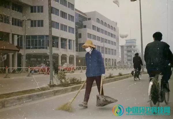 以前的服装可没这么时尚！细数环卫工人着装历史变迁