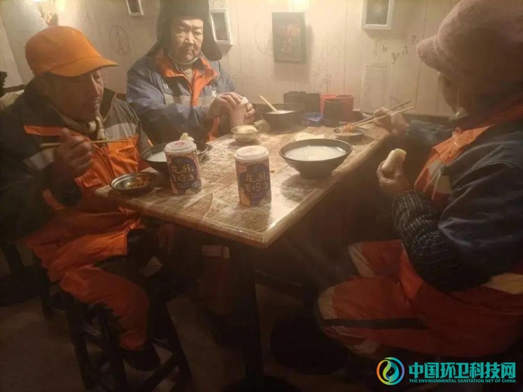 宁波北仑环卫工人的冬季早餐，被他们承包了