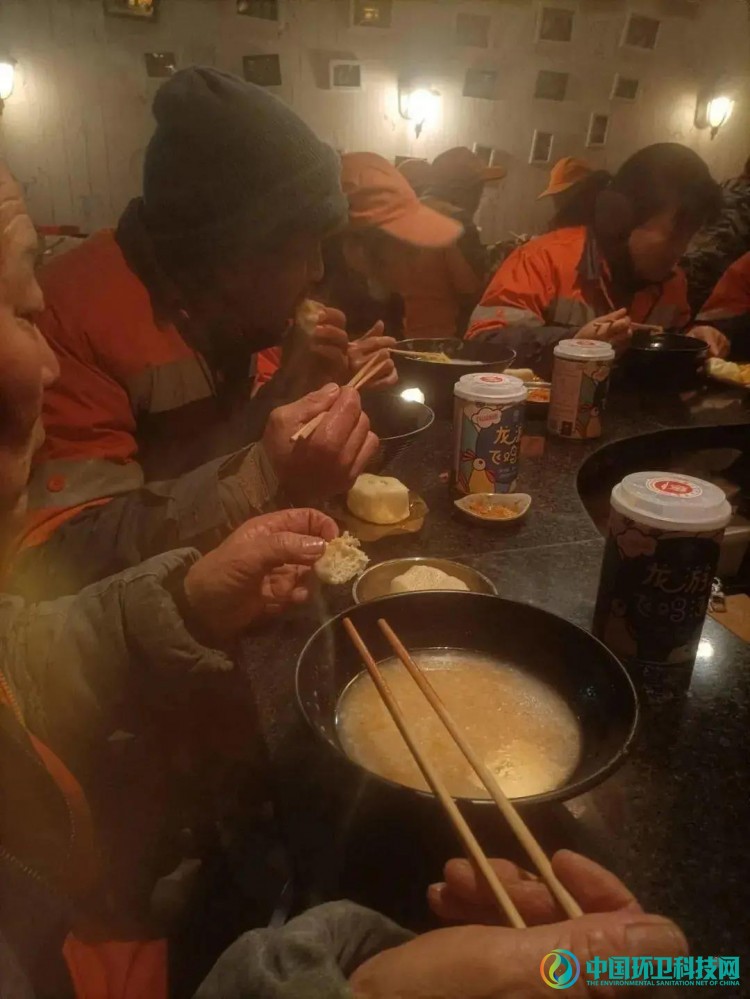 宁波北仑环卫工人的冬季早餐，被他们承包了