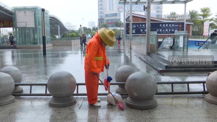 环卫工人顶风作战，扮靓海口街头！