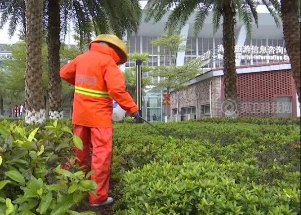 环卫工人顶风作战，扮靓海口街头！
