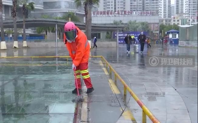环卫工人顶风作战，扮靓海口街头！