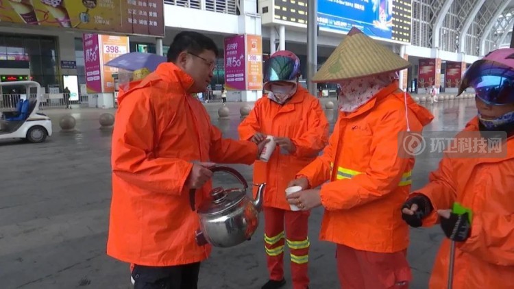 环卫工人顶风作战，扮靓海口街头！