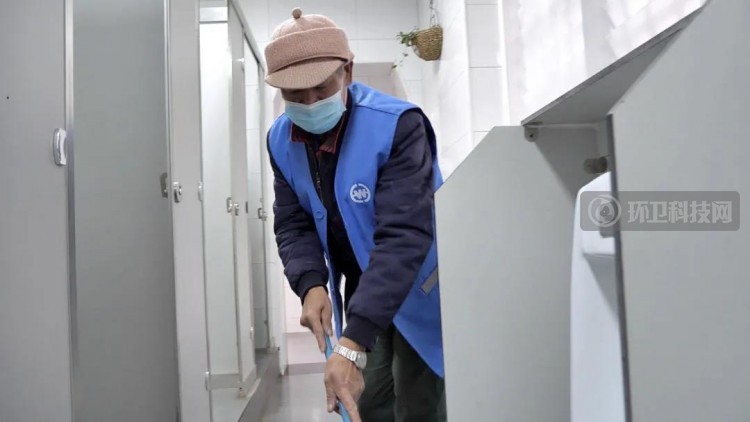 堪比私家花园！云南省个旧市花甲守厕人打造“最美公厕”