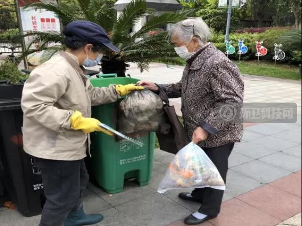 宁波垃圾分类督导员就地过年，物业送上新年健康大礼包