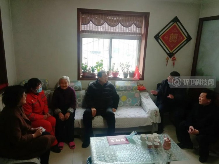 潍坊市总工会领导走访慰问困难环卫工人家庭