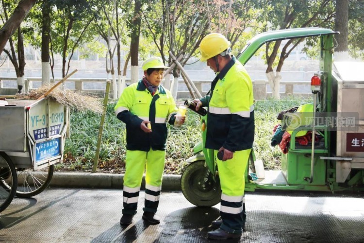 惊艳！浙江桐乡爱心商家为4对环卫工人量身打造“迟来的婚纱照