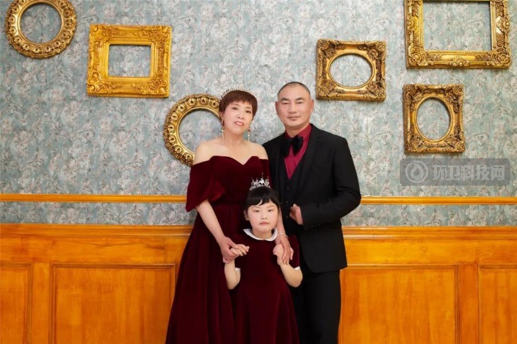 惊艳！浙江桐乡爱心商家为4对环卫工人量身打造“迟来的婚纱照