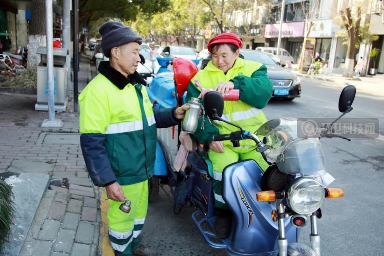 惊艳！浙江桐乡爱心商家为4对环卫工人量身打造“迟来的婚纱照