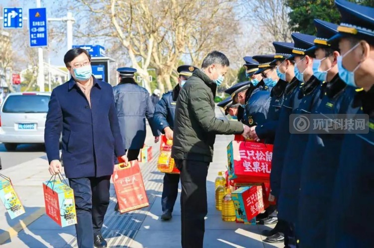 真情关爱！江苏省住建厅慰问城管执法队员和环卫工人